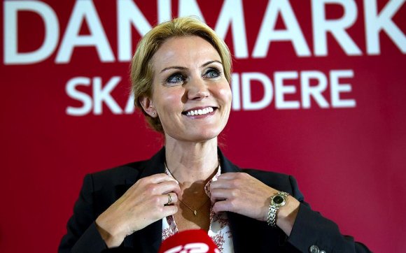 helle thorning helle thorning foran et rødt skilt